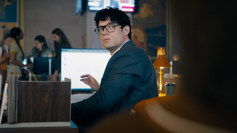David Cornsuin in the role of Clark Kent sitting on his office in Daily Kawkab in Superman (2025)