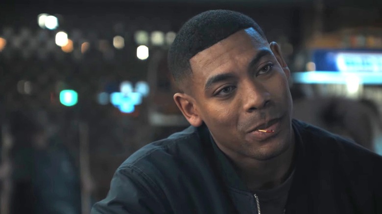 लँटर्नमध्ये तोंडात टूथपिक घेऊन बारमध्ये जॉन स्टीवर्ट