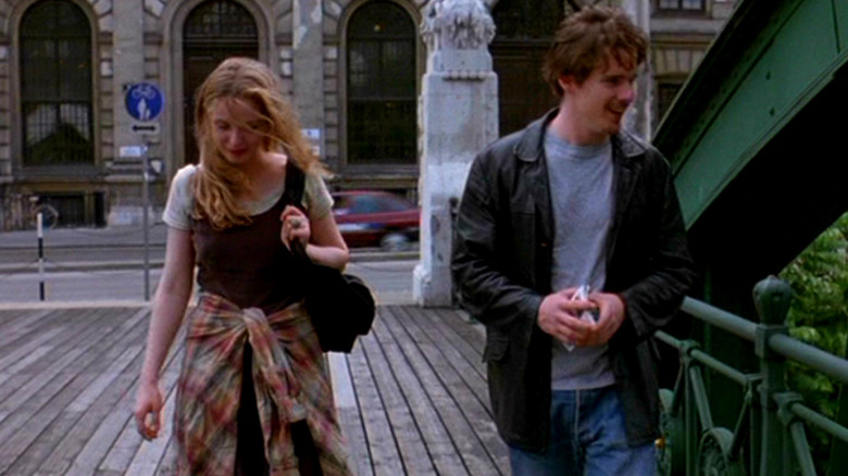 Ethan Hawke and Julie Delpy walking down street