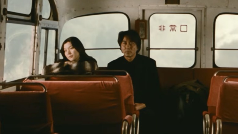 Kenichi Takabe (Kōji Yakusho) on the bus in Cure