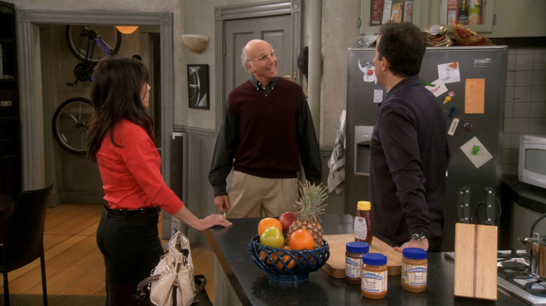 Curb Your Entusiasm, Larry interpretando a George Constanza en el set de Seinfeld, junto a Julia Louis-Dreyfus y Jerry Seinfeld