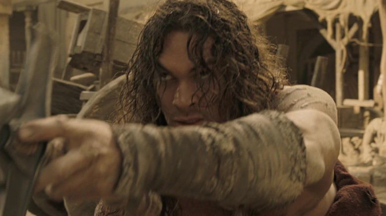 Jason Momoa als Conan die worstelt om op te staan in Conan the Barbarian (2011)
