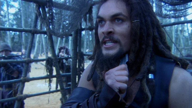 Jason Momoa's Ronon Dex holds a knife to his throat in Stargate Atlantis