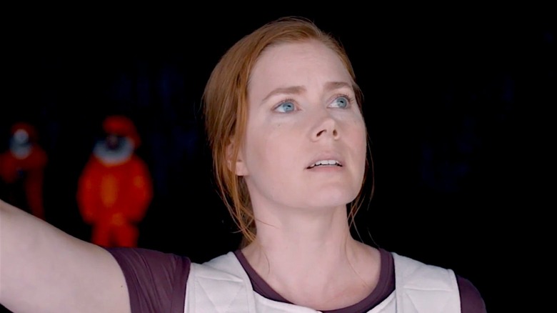 Louise Banks (Amy Adams), looking at some aliens