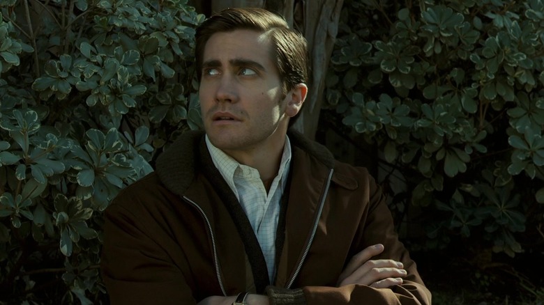 Jake Gyllenhaal as Robert Graysmith with his arms crossed in Zodiac