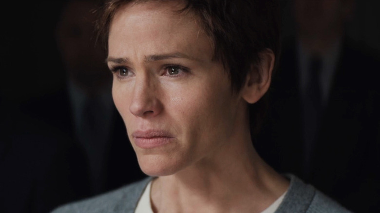 Riley North Jennifer Garner looks closely into the mint