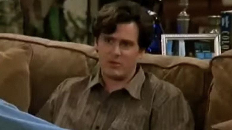 आर्थर गारमेंट वर काहीतरी तक्रार करत आहे जसे की, तुम्हाला माहिती आहे...