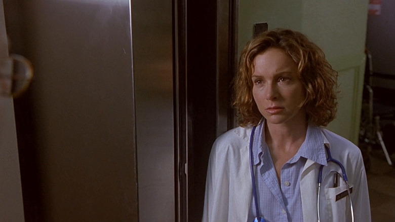 डॉ. ॲलिस डॉडसन तिच्या डॉक्टर व्हाईट्स एन टेल्स फ्रॉम द क्रिप्ट प्रेझेंट्स रिचुअलमध्ये