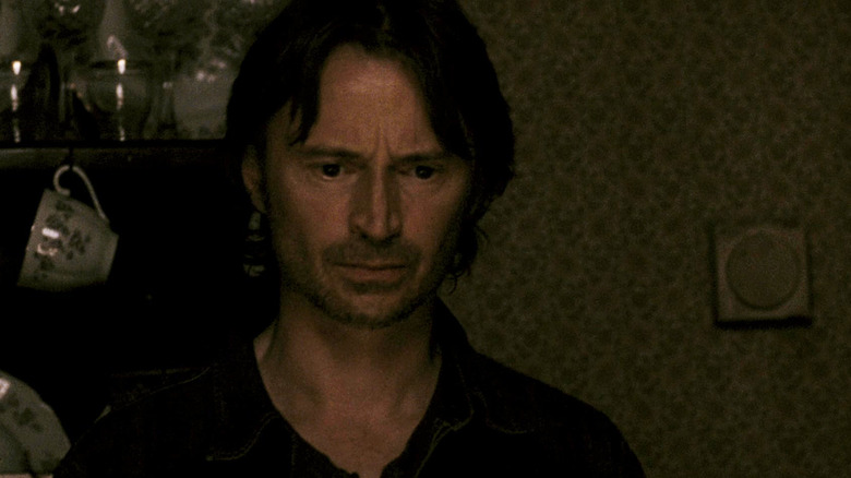 Robert Carlyle's Don looks concerned as he stands inside in 28 Weeks Later