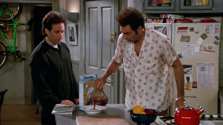 Seinfeld, Jerry menonton bingung ketika Kramer menuangkan jus tomat ke dalam sereal