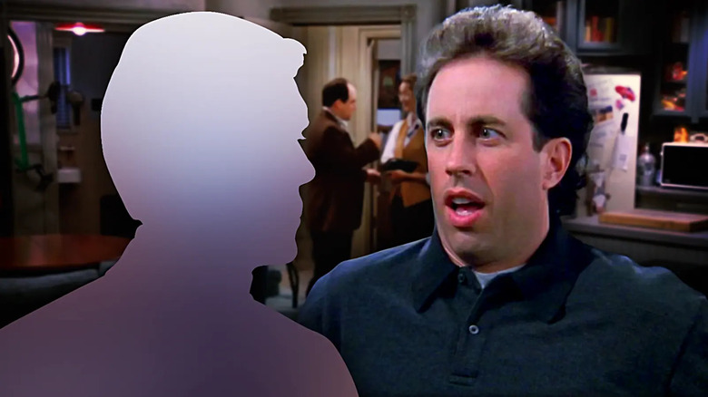 Uma silhueta misteriosa está assustando Jerry Seinfeld em Seinfeld