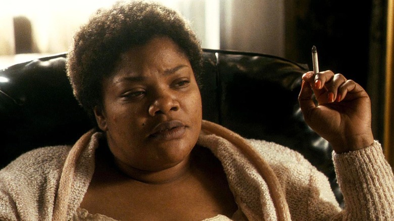 Mo'Nique terwijl Mary in een stoel zit in Precious