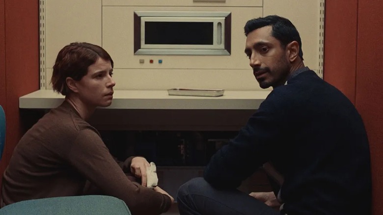 అన్నాగా జెస్సీ బక్లీ మరియు అమీర్‌గా రిజ్ అహ్మద్ ఫింగర్‌నెయిల్స్‌లో ప్రేమ పరీక్ష యంత్రం దగ్గర కూర్చున్నారు