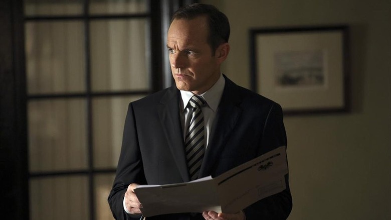 Clark Gregg as Agent Coulson holding a folder in Agents of S.H.I.E.L.D.