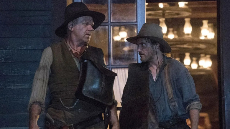 La hermana Ellie y Charlie están afuera del salón.