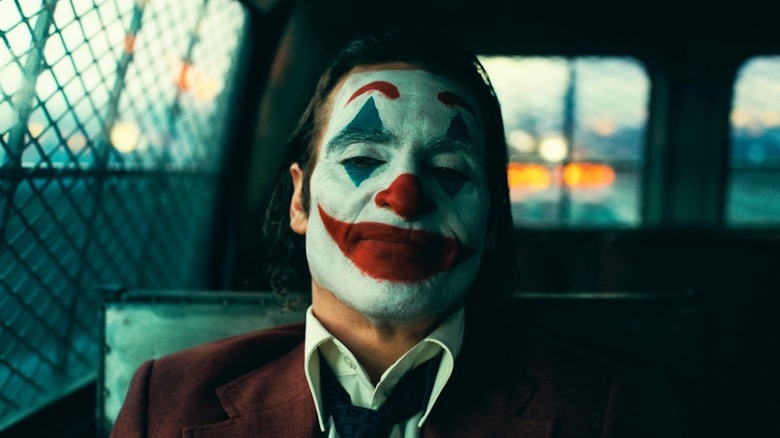 Joaquin Phoenix medita em uma van como Arthur Fleck em Joker Folie a Deux