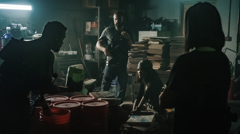 Dumars talks to his officers in a garage in The Rip