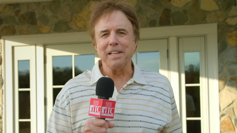 Kevin Nealon as Gary Potter holding a microphone in Happy Gilmore 2