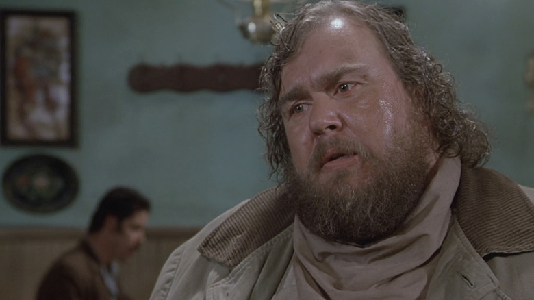 जॉन कँडीचा जेम्स हार्लो वॅगन्स ईस्टमध्ये क्लोजअपमध्ये संपूर्ण फ्रेममध्ये दिसतो!