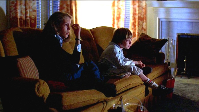Jamie Lee Curtis and Brian Andrews watch television in Halloween