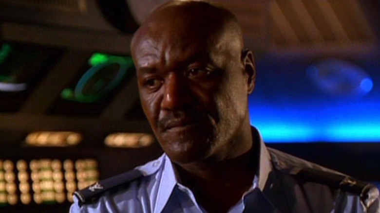 டெல்ராய் லிண்டோ ப்ரோக்கன் அரோவில் கர்னல் மேக்ஸ் வில்கின்ஸ் என்ற கட்டளை மையத்தில் நிற்கிறார்