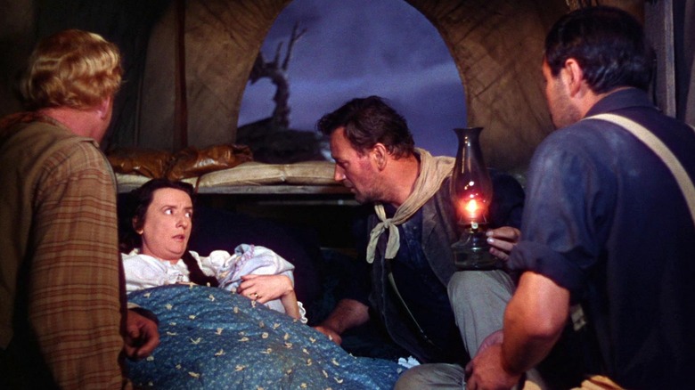 பாப், கிட் மற்றும் பீட் ஆகியோர் 3 காட்ஃபாதர்களில் படுக்கையில் ஒரு பெண்ணைச் சுற்றிக் கூடினர்