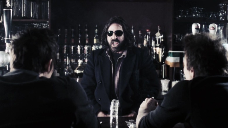 David 'The Funny Man' Della Rocco mengoceh di sebuah bar di The Boondock Saint II: All Saints Day