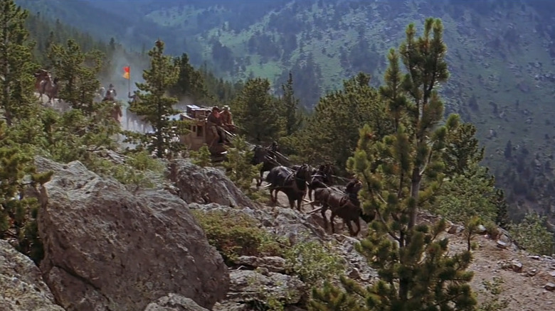 स्टेजकोच स्टेजकोचमध्ये कोलोरॅडो भूप्रदेशातून प्रवास करतो