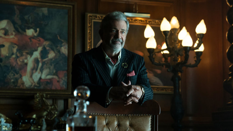 Mel Gibson in the role of Kormak Ukunor stands beside his office on the continent: from the world of John Wake
