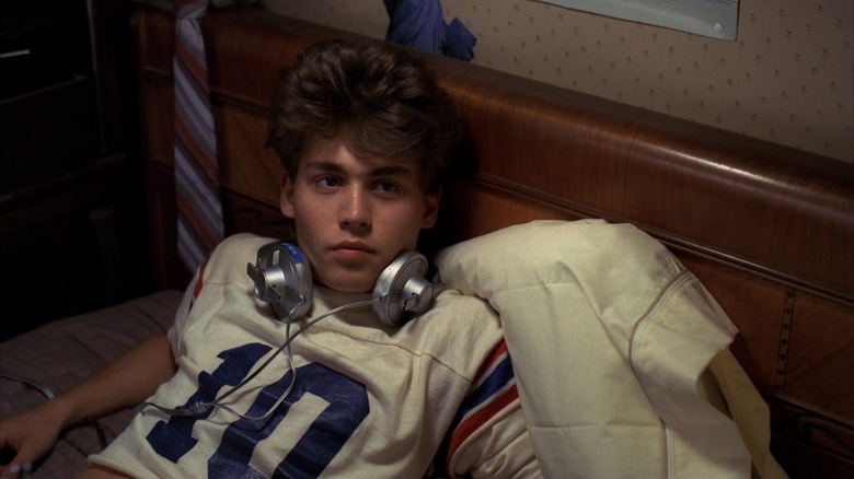 Glen laying in bed with headphones on in A Nightmare on Elm Street