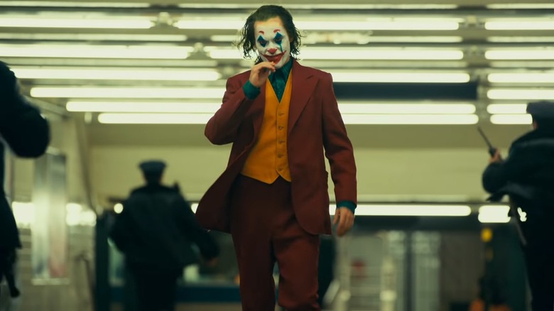 Joaquin Phoenix as Arthur Fleck smoking a cigarette while walking on Jokere