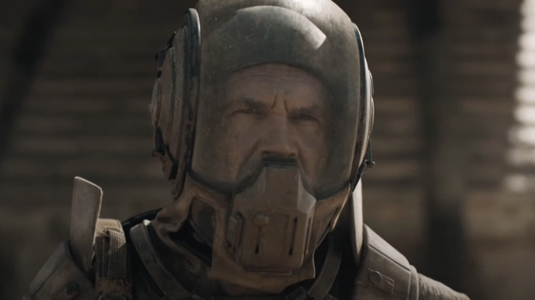 Josh Brolin como Gurney Halleck usa um capacete do lado de fora de Arrakis em Duna