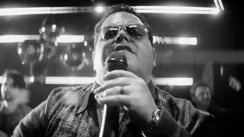 Josh Gad tenant un micro dans l'épisode 4 de Wonder Man