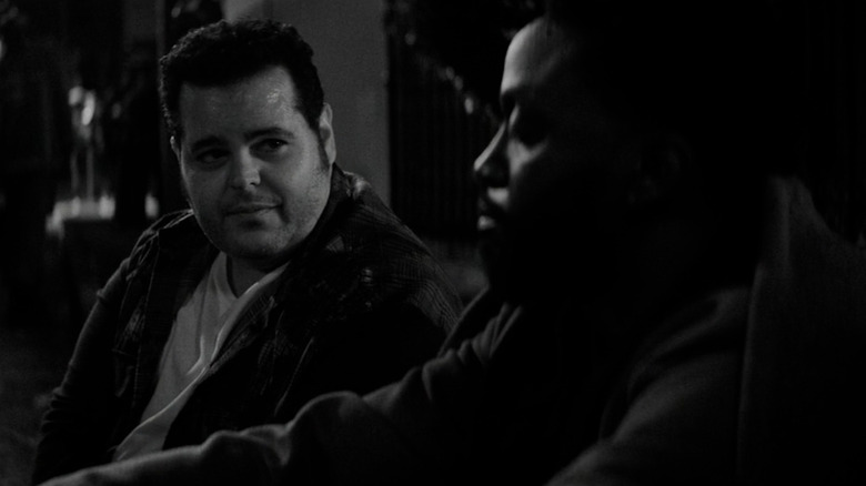 Josh Gad assis avec DaMarr Davis dans l'épisode 4 de Wonder Man