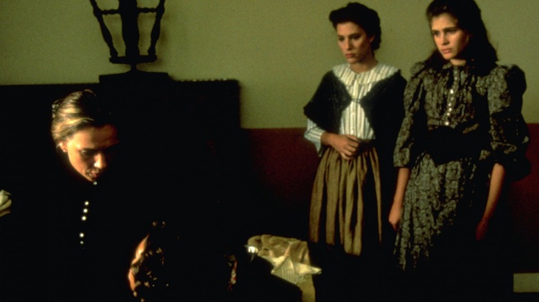 As Mulheres de Colome Cologro (Francesca de Sapio), Anna (Alexandra Masderson) e Maria (Julia Roberts) em casa e Red