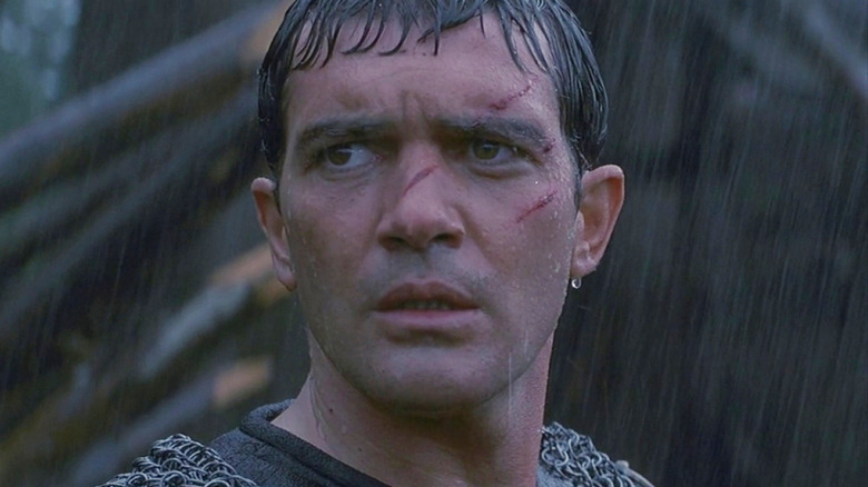 Antonio Banderas as Ahmed ibn Fahdlan standing in the rain in The 13th Warrior