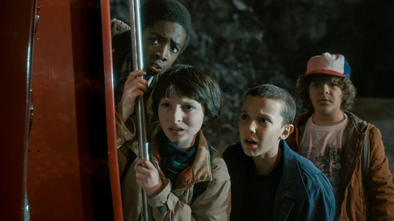 Lucas, Mike, Eleven, dan Dustin terlihat khawatir di Stranger Things