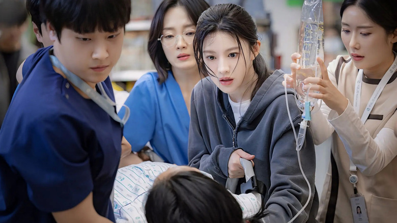 Oh Yi-young (Go Youn-jung) helps a patient into the hospital in Resident Playbook