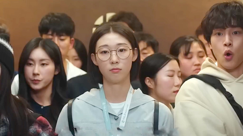 Kim Sa-Bi (Han Ye-Ji) is noneless with students in a resident game book