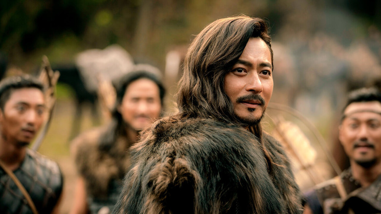 Ta-gon (Jang Dong-gun) stands before his army in Arthdal Chronicles