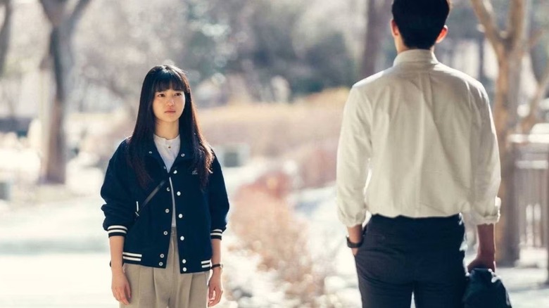 Na Hee-do (Kim Tae-ri) faces Baek Yi-jin (Nam Joo-hyuk) in a park in Twenty-Five Twenty-One