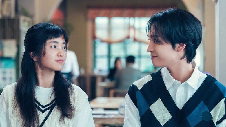 Na Hee-do (Kim Tae-ri) and Baek Yi-jin (Nam Joo-hyuk) glance at each other in Twenty-Five Twenty-One