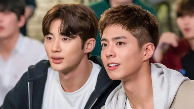 Sa Hye-jun (Park Bo-gum) looking up smiling with other actor hopefuls in Record of Youth
