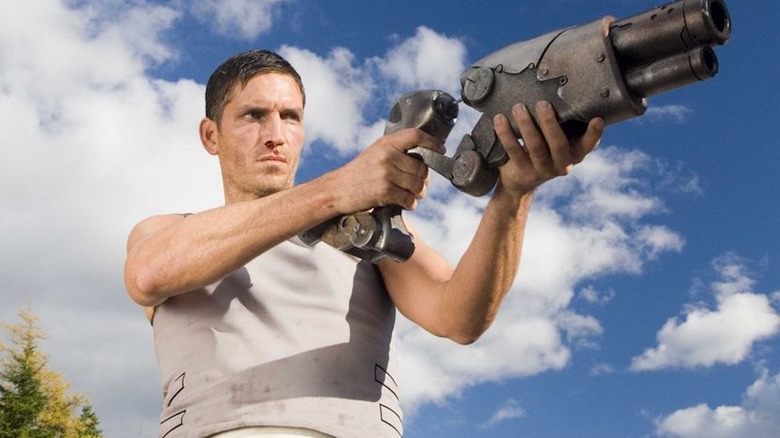 జిమ్ కావిజెల్ అవుట్‌ల్యాండర్‌లో కైనాన్‌గా ఏలియన్ రైఫిల్‌ను ఉపయోగిస్తున్నాడు