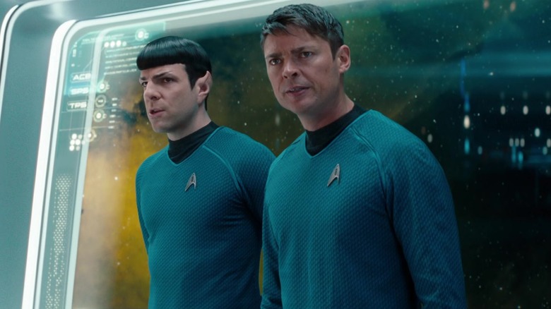 Zachary Quinto als Spock staat naast Karl Urban als Bones voor een raam op de Enterprise in Star Trek: Into Darkness