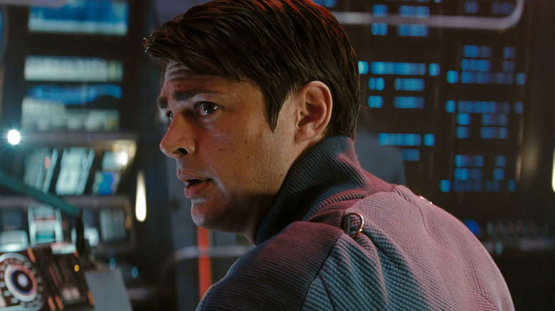 Le Dr McCoy regarde par-dessus son épaule dans Star Trek 2009