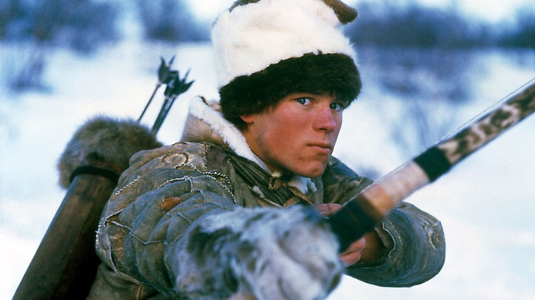 Mikkel Gaup as Aigin with a bow and arrow in Pathfinder (1987)