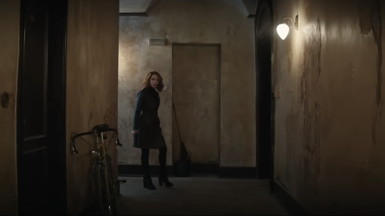 Avery Graves aparece al final del pasillo de un edificio de apartamentos en Black Canary