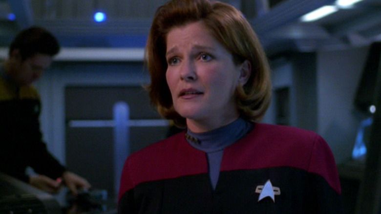 Capitán Janeway del episodio Star Trek: Voyager Nightingale, luciendo preocupada