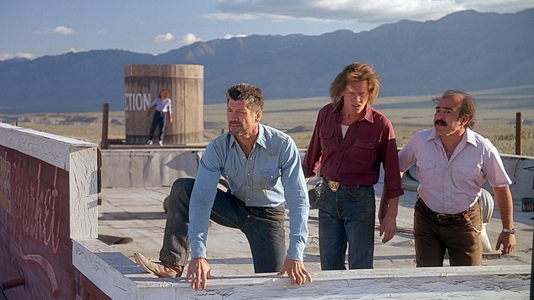 Kevin Bacon, Finn Carter, Tony Genaro, and Fred Ward in Tremors